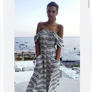 Previously loved 💕 Reformation off the shoulder dress Size 4